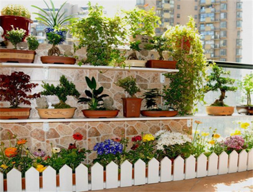 时尚小阳台装饰简单打造宜人小花园
